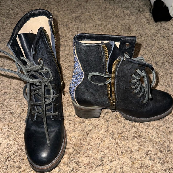 Freebird by Steven Cavalier Boots in Navy Multi - Picture 5 of 11